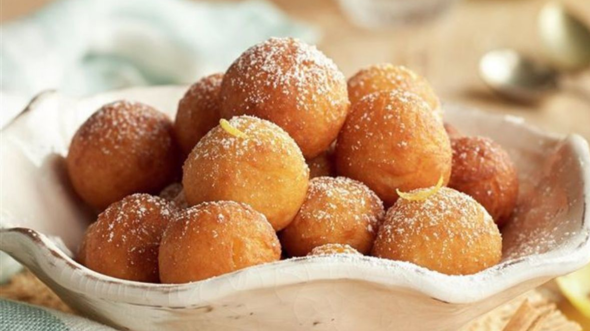 El buñuelo es un tipo de fruta de sartén de origen español que consiste en una masa de harina frita con forma esférica. La masa puede mezclarse con agua