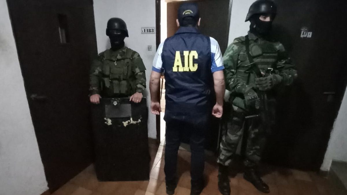 Los investigadores irrumpieron en el departamento del acusado el viernes por la mañana con un grupo de asalto.&nbsp;