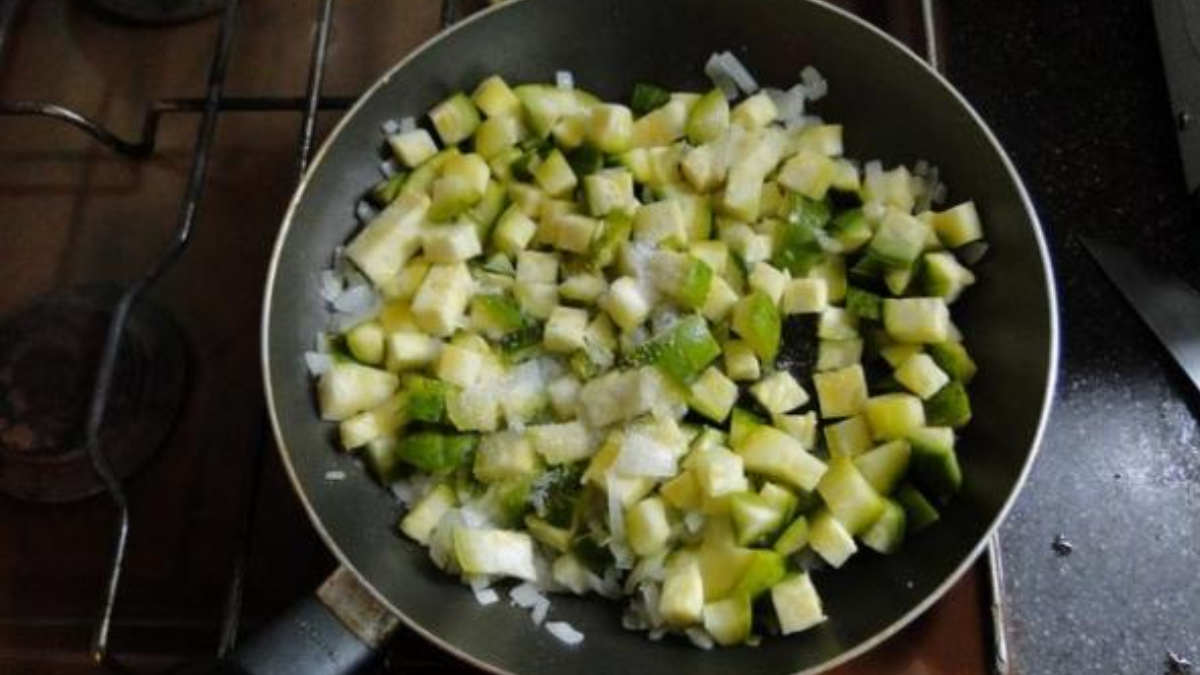 Zapallitos salteados con huevo y queso en sartén. Zapallitos salteados con huevo y queso en sartén.