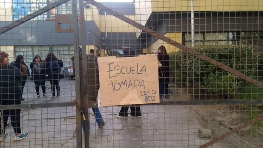 Alumnos abandonan escuelas tomadas en Chubut para garantizar los comicios del domingo