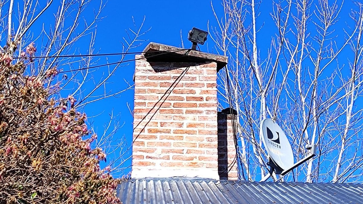 Los ladrones intentaron entrar por la chimenea, pero al no lograrlo, rompieron la losa del techo. Los ladrones intentaron entrar por la chimenea, pero al no lograrlo, rompieron la losa del techo.