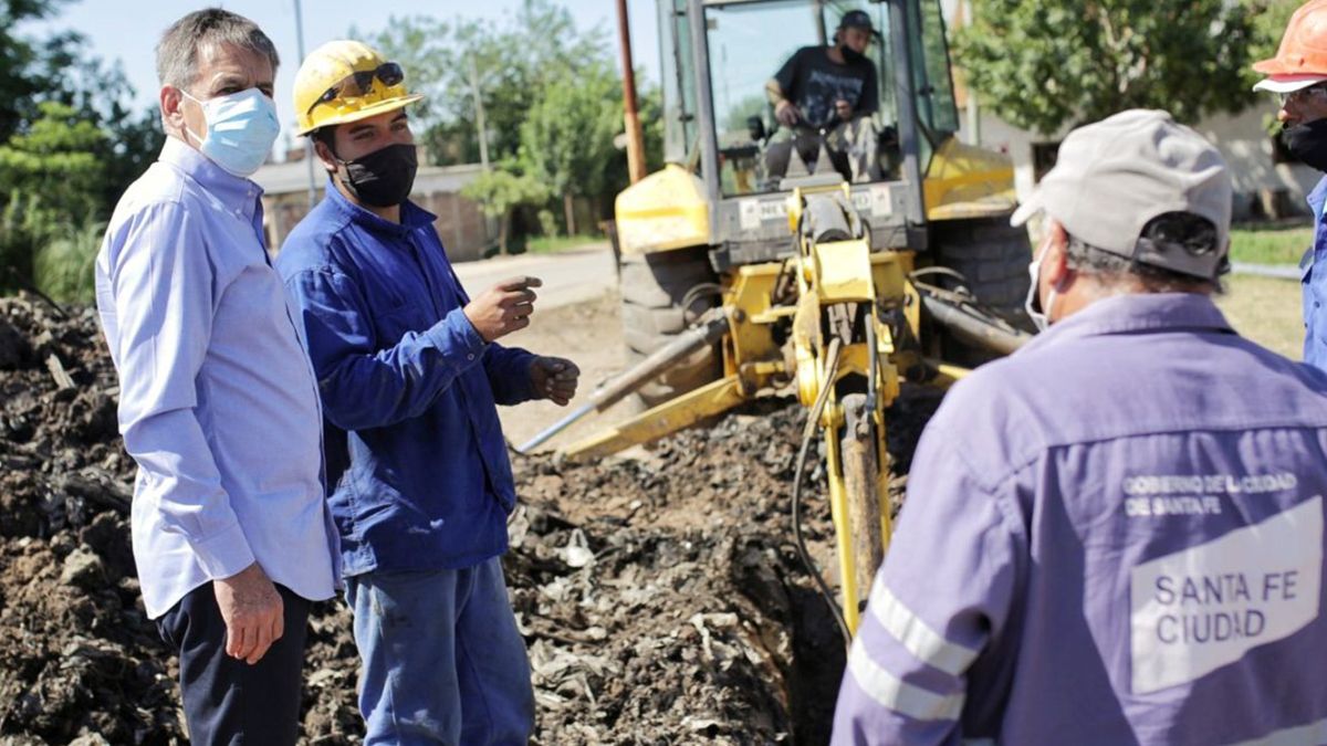Mientras algunas máquinas realizan excavaciones para luego hacer el cordón cuneta y más tarde el pavimento; otras