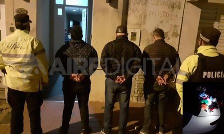 Presidente Roca: hallaron 994 gramos de cocaína en el interior de una mochila que trasladaba un remís. Tres hombres quedaron detenidos. Presidente Roca: hallaron 994 gramos de cocaína en el interior de una mochila que trasladaba un remís. Tres hombres quedaron detenidos.