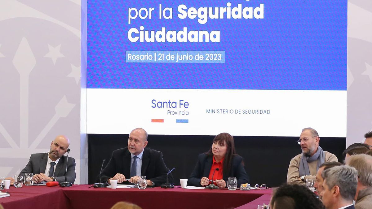 Por parte del Ejecutivo, participaron el gobernador Omar Perotti, la ministra de Gobierno, Celia Arena, el ministro de Gestión, Marcos Corach y el ministro de Seguridad, Claudio Brilloni. Por parte del Ejecutivo, participaron el gobernador Omar Perotti, la ministra de Gobierno, Celia Arena, el ministro de Gestión, Marcos Corach y el ministro de Seguridad, Claudio Brilloni.