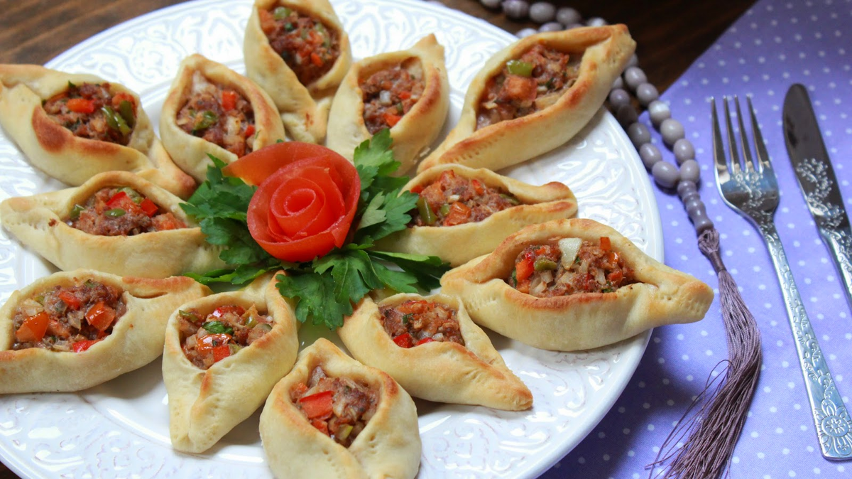 Hacer las tapas para las empanadas árabes en casa es muy fácil. Hacer las tapas para las empanadas árabes en casa es muy fácil.