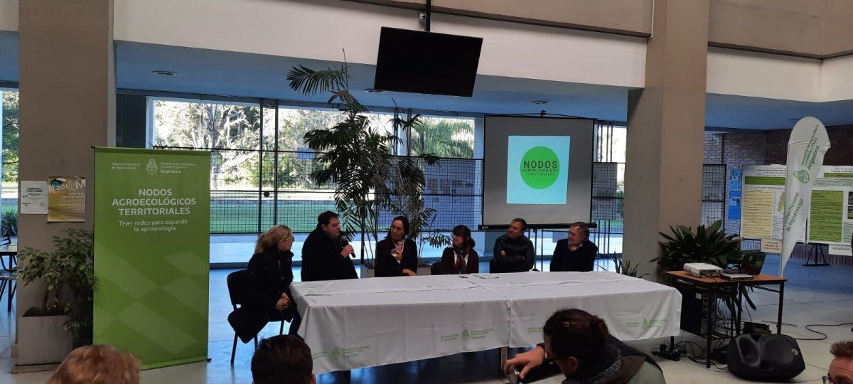 Un punto importante del encuentro de Zavalla fue la presencia de la ministra de Ambiente de Santa Fe, Érika Gonnet, y la de Eduardo Cerdá, ingeniero agrónomo pionero de la agroecología en el país y ahora a cargo de una novedosa y única en su tipo Dirección Nacional de Agroecología, dependiente del ministerio de Agricultura de la Nación.