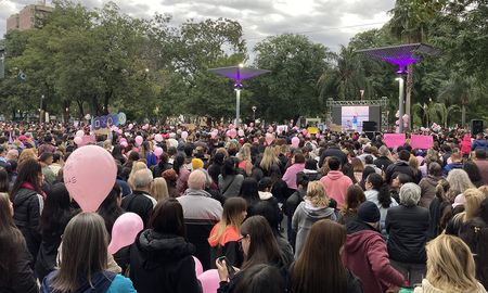 MIles de personas se congregaron este lunes por la tarde en la plaza 25 de Mayo de Resistencia, Chaco. MIles de personas se congregaron este lunes por la tarde en la plaza 25 de Mayo de Resistencia, Chaco.