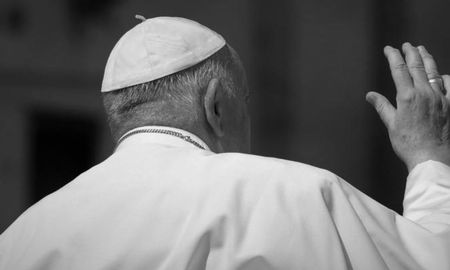 En la Basílica Vaticana, el cuerpo del papa difunto se expone directamente en el ataúd y ya no sobre un féretro alto. En la Basílica Vaticana, el cuerpo del papa difunto se expone directamente en el ataúd y ya no sobre un féretro alto.