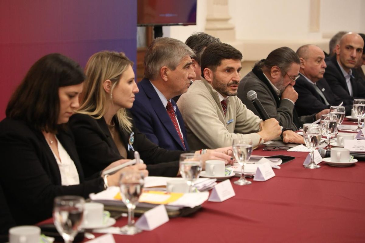 La reunión de la Junta Provincial de Seguridad se llevó a cabo en el Salón Blanco de Casa de Gobierno.
