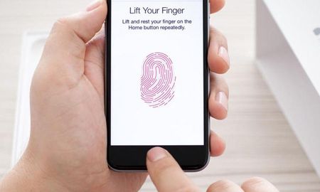 Apple prepara el Touch ID para iPhones integrado en el panel