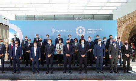 El presidente Alberto Fernández con gobernadores y vicegobernadores tras la firma del último Consenso Fiscal, el 4 de diciembre de 2020. El presidente Alberto Fernández con gobernadores y vicegobernadores tras la firma del último Consenso Fiscal, el 4 de diciembre de 2020.