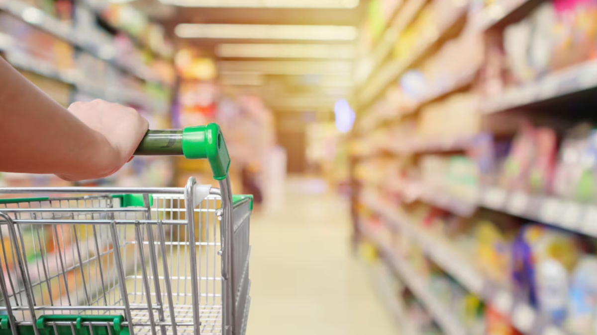 Tres cadenas de supermercados buscan empleados home office por sueldos desde $900.000 en marzo de 2025