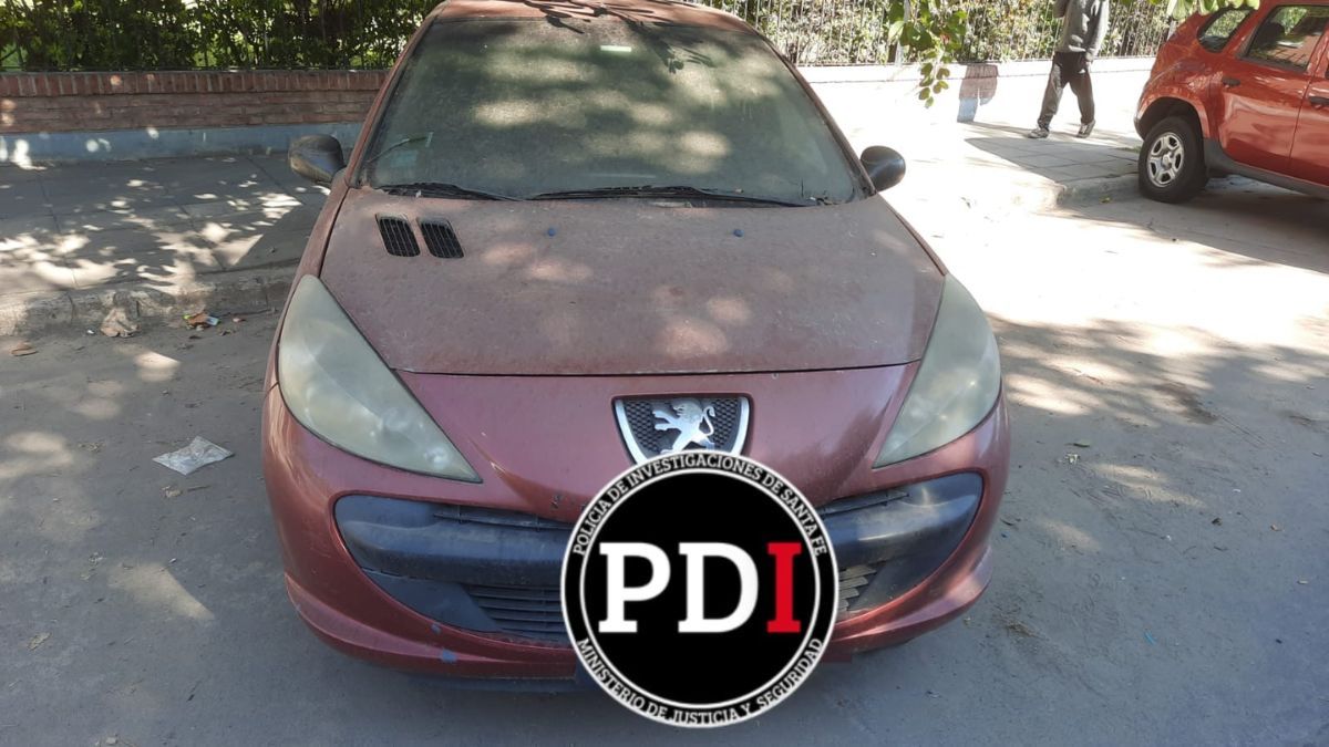 PDI encontró un auto abandonado en barrio Roma: tiene una denuncia por robo en Buenos Aires.