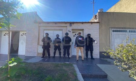 El procedimiento estuvo a cargo de agentes de la Brigada de microtráfico de la PDI y participaron además grupos tácticos. El procedimiento estuvo a cargo de agentes de la Brigada de microtráfico de la PDI y participaron además grupos tácticos.