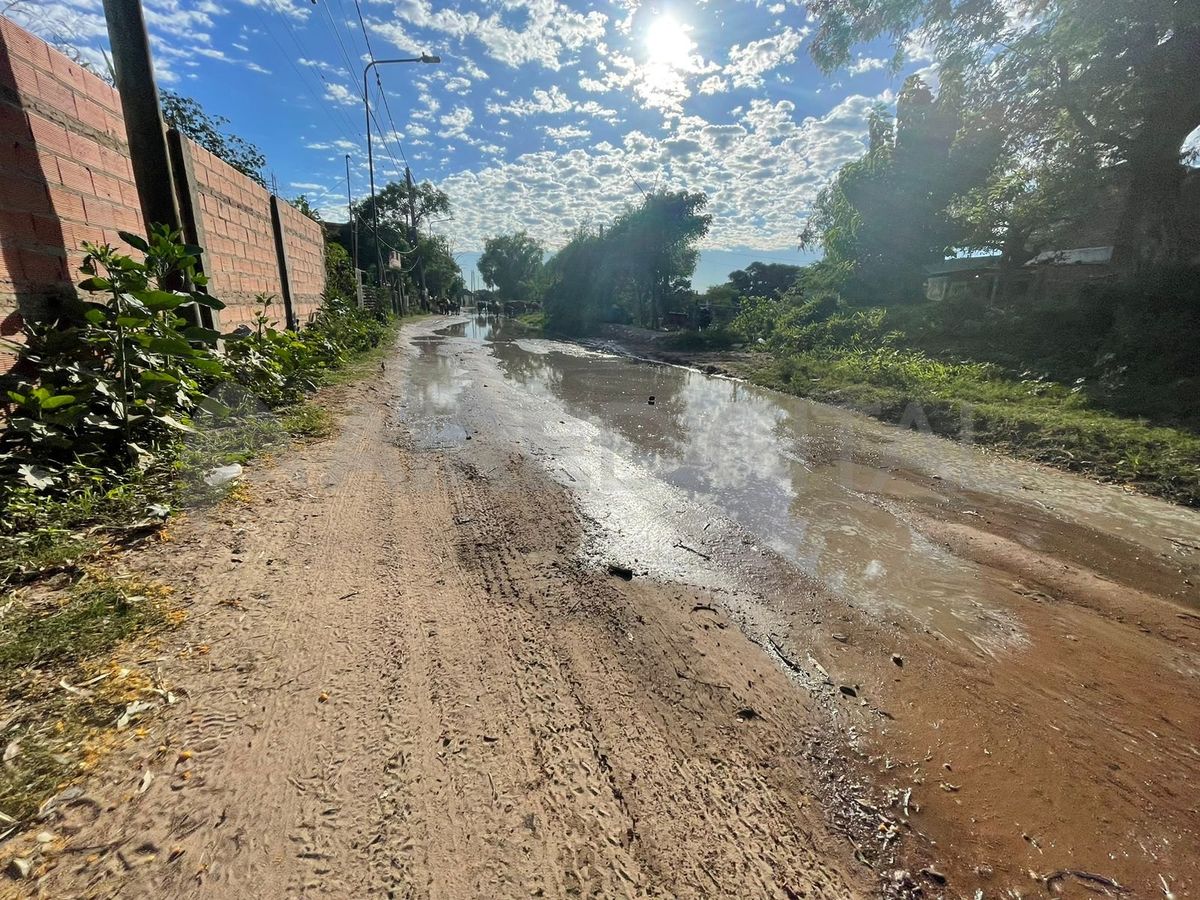 El agua avanzó sobre el camino principal del barrio y lo cubrió por completo. El agua avanzó sobre el camino principal del barrio y lo cubrió por completo.