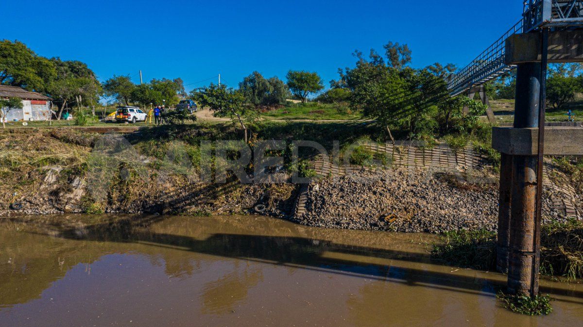 A lo largo de más de 40 metros, se desmoronó el paredón que protege las defensas a la altura del Terraplén Garello.