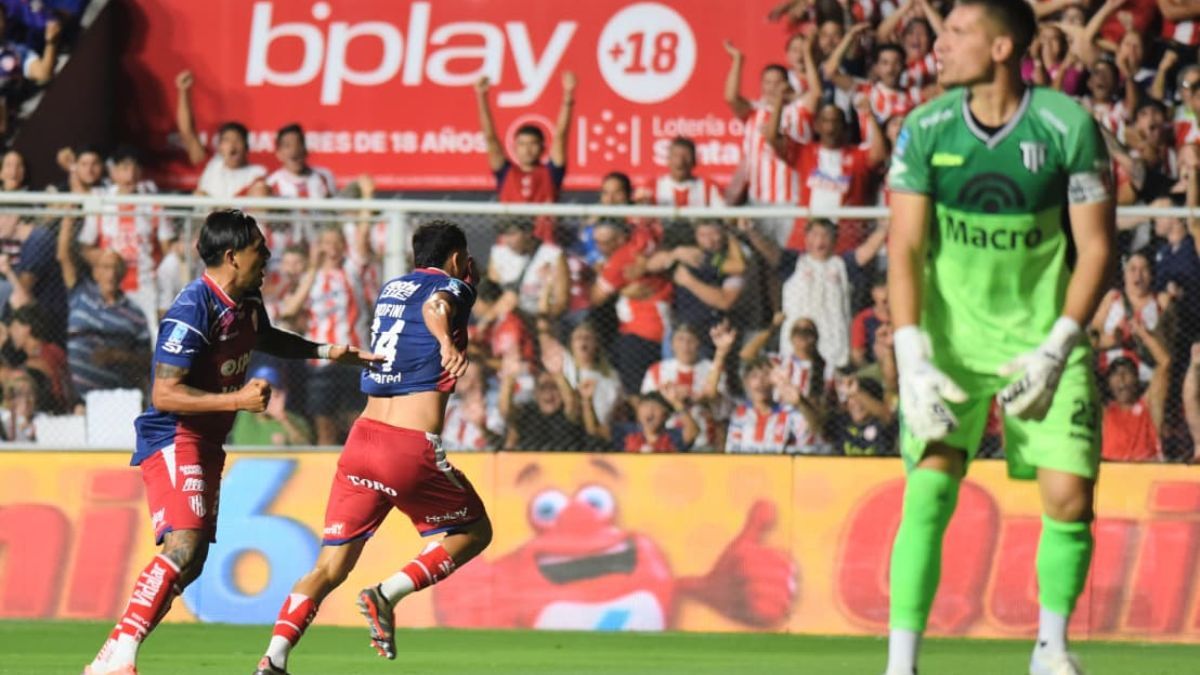 Rafael Profini se besó el escudo al marcar su primer gol con la camsieta de Unión.