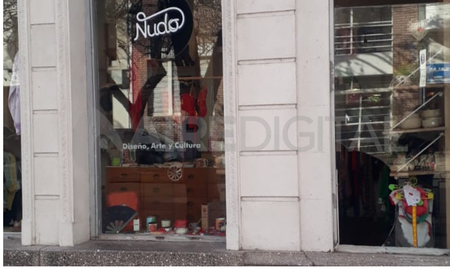 Este sábado a la mañana una mujer rompió la vidriera de un local en la recoleta santafesina para ingresar a robar. Este sábado a la mañana una mujer rompió la vidriera de un local en la recoleta santafesina para ingresar a robar.
