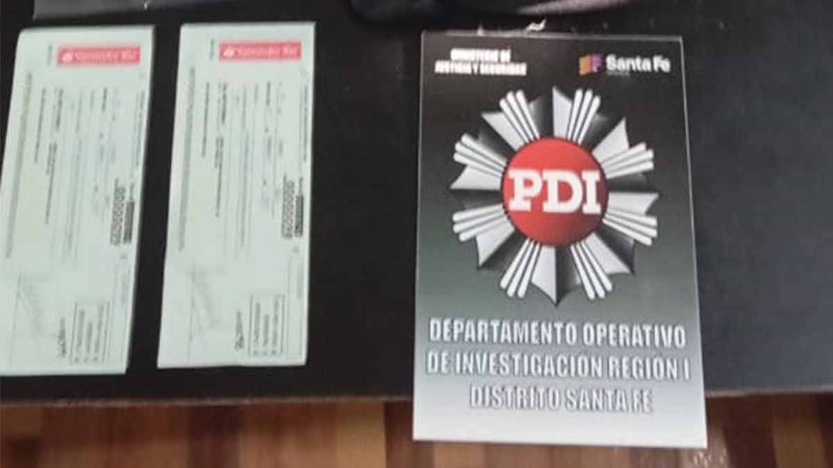 Los cheques que la policía secuestró en uno de los allanamientos. Los cheques que la policía secuestró en uno de los allanamientos.
