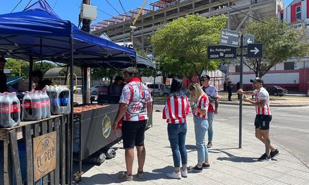 En los alrededores del Club Atlético Unión, los puestos de comidas y bebidas también están esparcidos por distintas zonas. En los alrededores del Club Atlético Unión, los puestos de comidas y bebidas también están esparcidos por distintas zonas.