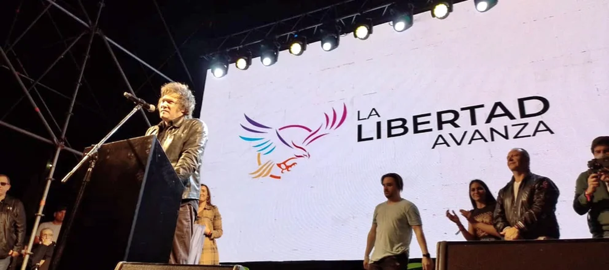 Cierre de campaña de Javier Milei en Parque Lezama, en noviembre de 2021. En la imagen no se ve, pero ese fue el primer evento en el que el economista comenzó a utilizar un chaleco antibalas