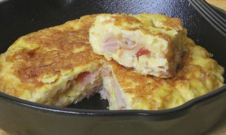 La tortilla de jamón y queso puede acompañarse con una ensalada de hojas verdes para equilibrar el plato y aportar frescura. La tortilla de jamón y queso puede acompañarse con una ensalada de hojas verdes para equilibrar el plato y aportar frescura.