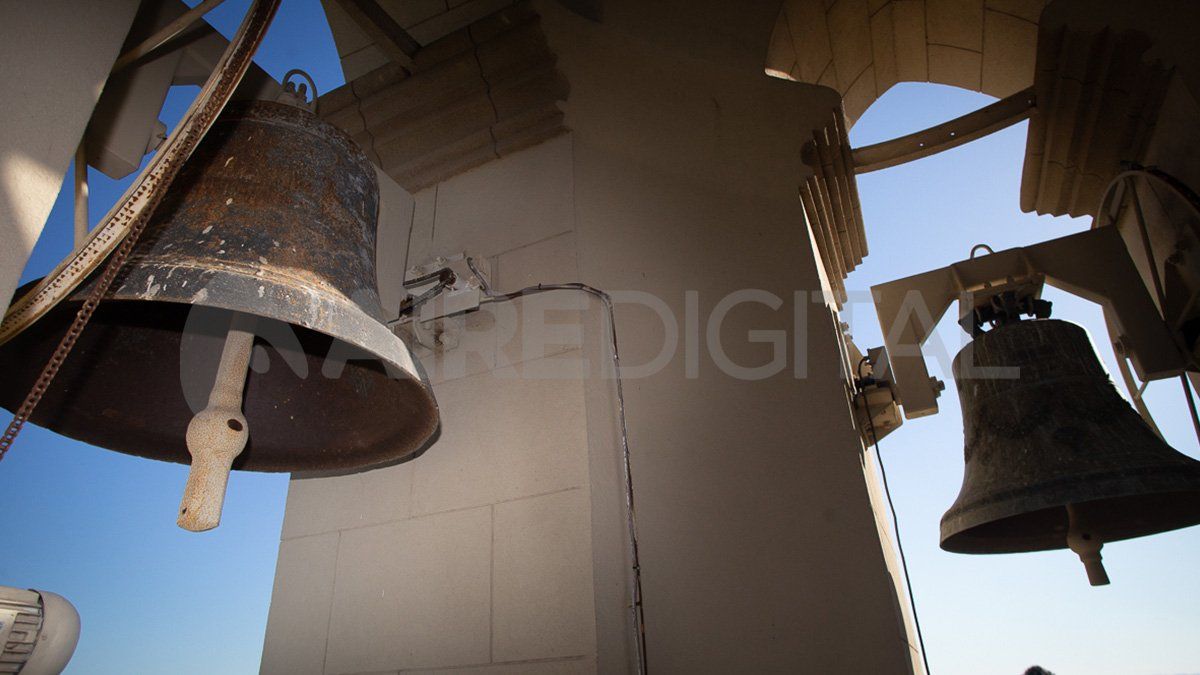 La altura del campanario hasta la base de la cruz es de 46.60 metros y con la cruz incluida 49.