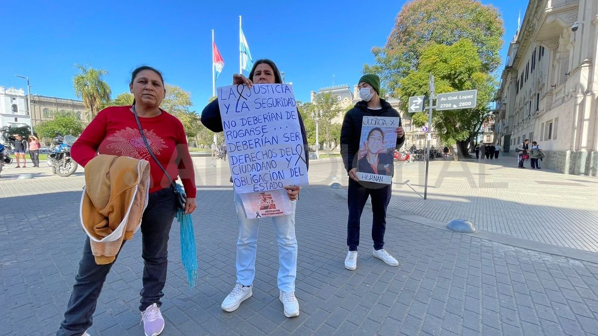 Familiares de Hernán cortaron el tránsito este mediodía en General López y San Jerónimo, frente a los Tribunales de la ciudad de Santa Fe.