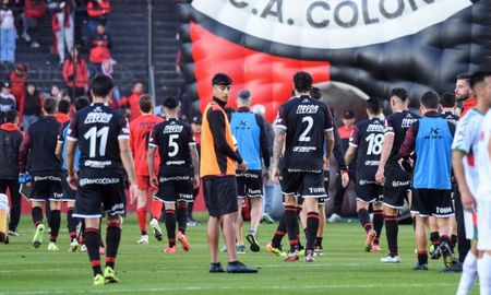 Colón, ahora sí está más cerca del descenso que del reducido, tras caer ante Agropecuario. Colón, ahora sí está más cerca del descenso que del reducido, tras caer ante Agropecuario.