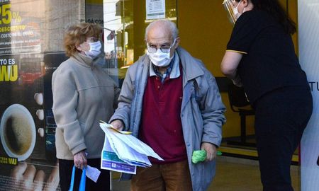Los haberes se ajustarán en forma trimestral con una fórmulaque combina en un 50% la recaudación de la Anses y en otro 50% la variaciónsalarial. Los haberes se ajustarán en forma trimestral con una fórmulaque combina en un 50% la recaudación de la Anses y en otro 50% la variaciónsalarial.