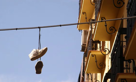 Argentina: el llamativo significado de colgar zapatillas de los cables Argentina: el llamativo significado de colgar zapatillas de los cables