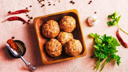 Cómo hacer albóndigas agridulces de cerdo caseras: con salsa intensa y un salteado que las hace irresistibles