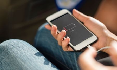 ¿Qué peligro esconde cargar un smartphone con un cargador no original?