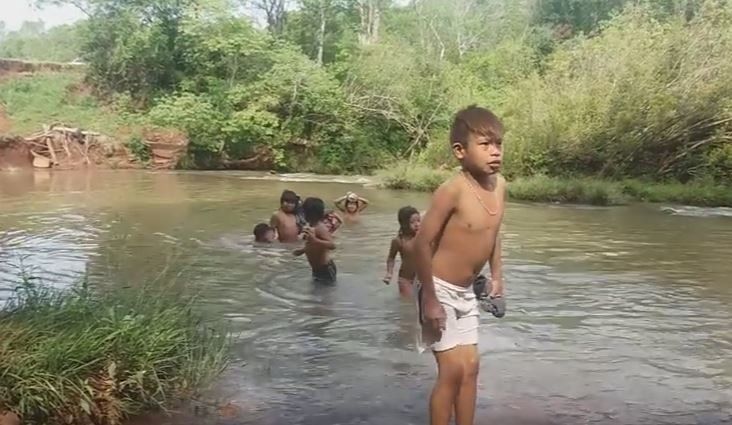 Donaron una canoa a los chicos que nadan para ir a la escuela