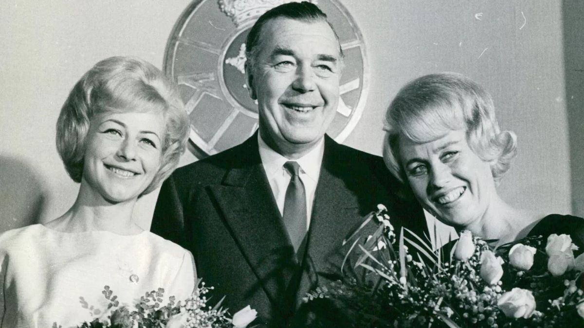 Ursula Wirth (izquierda) y Ewy Rosqvist también fueron distinguidas en su país: recibieron una plaqueta de oro por parte del Kungliga Automobil Klubben (KAK, o Real Automóvil Club sueco). Además, fueron recibidas como “heroínas” en Estocolmo por la Casa Real. Ursula Wirth (izquierda) y Ewy Rosqvist también fueron distinguidas en su país: recibieron una plaqueta de oro por parte del Kungliga Automobil Klubben (KAK, o Real Automóvil Club sueco). Además, fueron recibidas como “heroínas” en Estocolmo por la Casa Real.