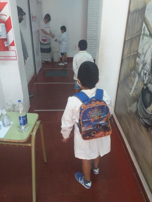 De a uno y en fila india, los alumnos de 1° grado de la escuela de Saladero Cabal ingresaron al aula a reencontrarse con la