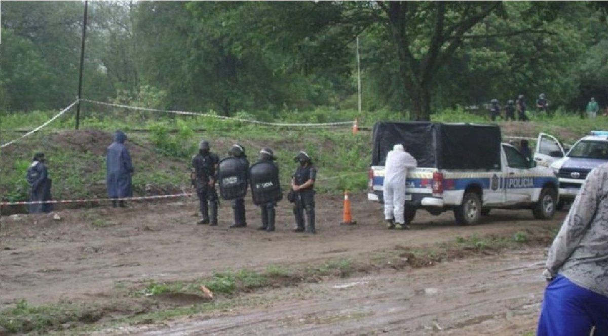 Una adolescente fue hallada muerta en un zanjón con un disparo en la cara