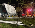 La camioneta quedó tendida del guardarrail tras el accidente. La camioneta quedó tendida del guardarrail tras el accidente.