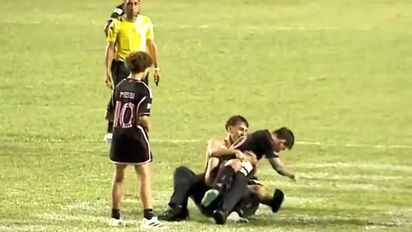 Lionel Messi casi se lesiona por un hincha: fue tirado al suelo por una persona que invadió la cancha