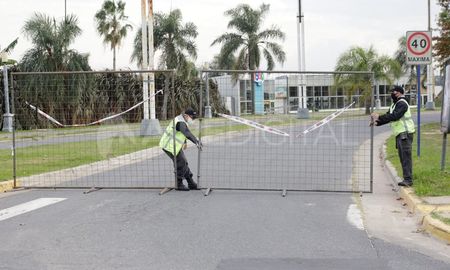 Cierran la Costanera Este para evitar que los santafesinos vayan a pasear mientras dure la cuarentena obligatoria. Cierran la Costanera Este para evitar que los santafesinos vayan a pasear mientras dure la cuarentena obligatoria.