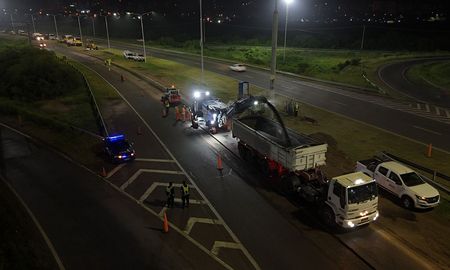A partir de esta semana, desde las 20 hasta las 6, y durante un mes, el Gobierno Provincial puso en marcha nuevamente la modalidad de trabajos nocturnos para reparar y repavimentar un tramo de 4 kilómetros sobre la Autopista Rosario-Santa Fe. A partir de esta semana, desde las 20 hasta las 6, y durante un mes, el Gobierno Provincial puso en marcha nuevamente la modalidad de trabajos nocturnos para reparar y repavimentar un tramo de 4 kilómetros sobre la Autopista Rosario-Santa Fe.