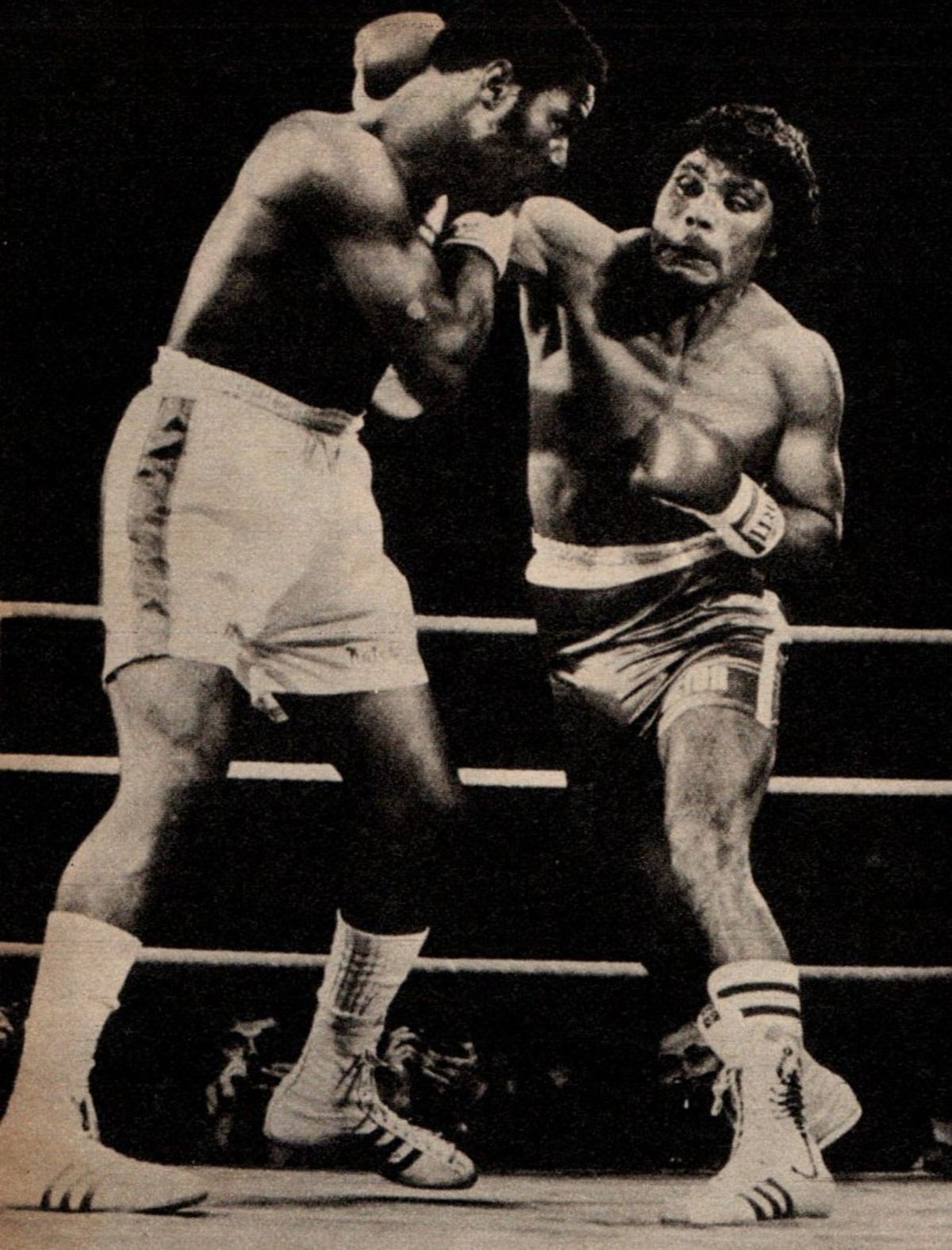 Galíndez fue al frente siempre y buscó el nocaut una y otra vez. Casi lo logró en el 6º y 7º rounds (en este, Kates cayó, pero lo salvó la campana) y, al final del 9º, el moreno llegó tambaleante a su rincón. Y aunque continuaría soportando un duro castigo en los asaltos siguientes, este legendario combate tuvo el increíble final de película que merecía.