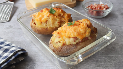 Papas al horno rellenas de queso crema y cebolla caramelizada