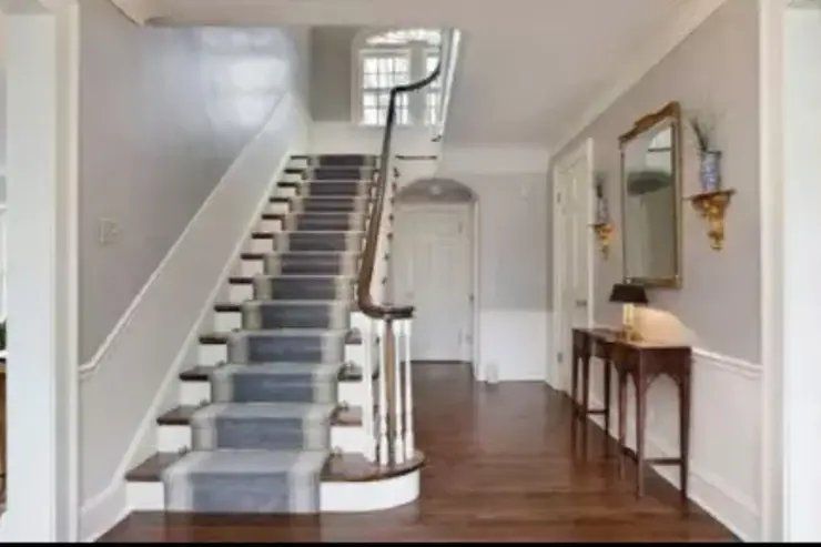 El hall de entrada de la casa donde se filmó Mi Pobre Angelito hoy.