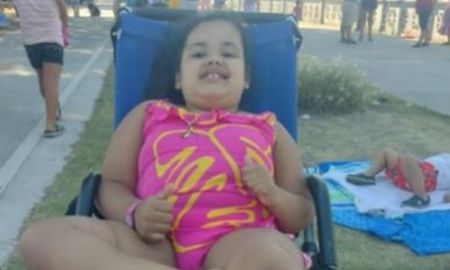 Mamá, no llores: le robaron la silla de ruedas a una nena discapacitada de 7 años Mamá, no llores: le robaron la silla de ruedas a una nena discapacitada de 7 años