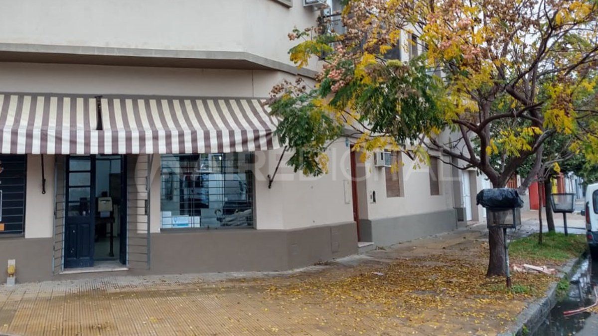 Se cree que los delincuentes ingresaron en horas de la noche para romper la pared.