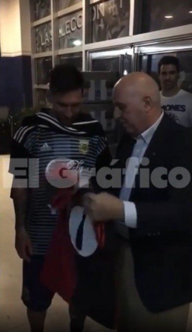 Sergio Fernández le entrega la camiseta de Newell's de Maradona a Lionel Messi.