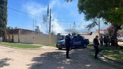 Intentó quemar un panal y se incendió un galpón: vecinos ayudaron a apagar el fuego