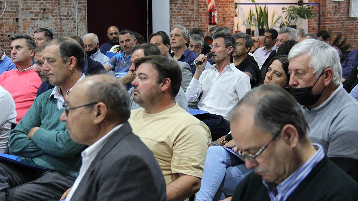 Del encuentro participaron más de 110 referentes de comunas en forma presencial y virtual.