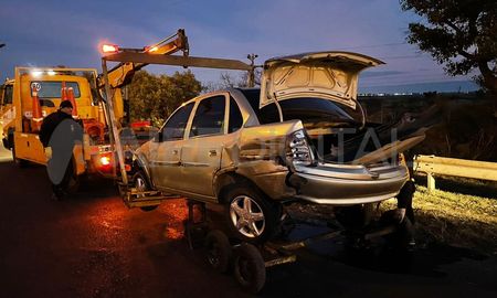 Un Chevrolet Corsa volcó sobre la Ruta Nacional N° 168. Un Chevrolet Corsa volcó sobre la Ruta Nacional N° 168.